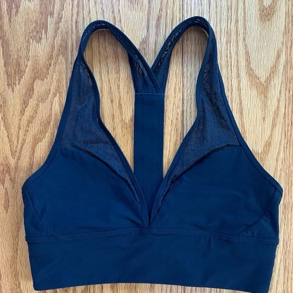 Lululemon Twist & Train Bra. Black 6. Like new - Picture 3 of 7